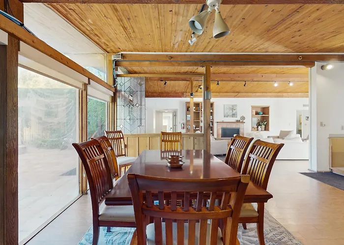 Holiday home Poolside Oasis! Group Sanctuary W/ Patio *
