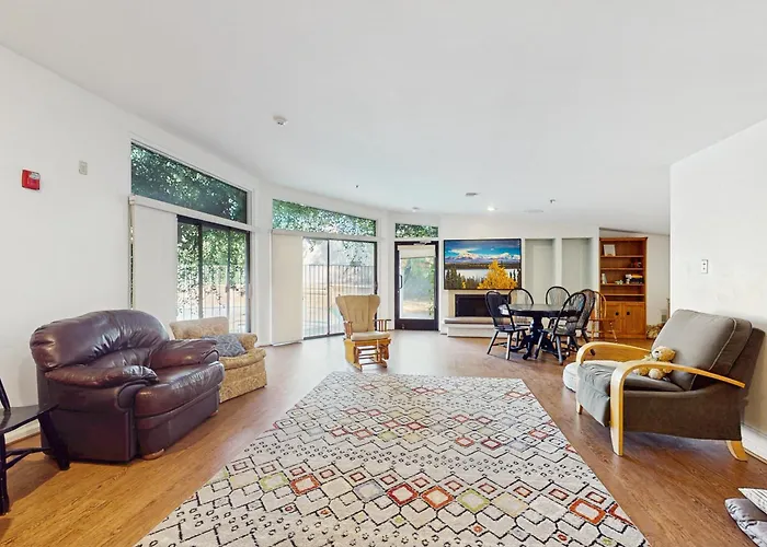 Poolside Oasis! Group Sanctuary W/ Patio *