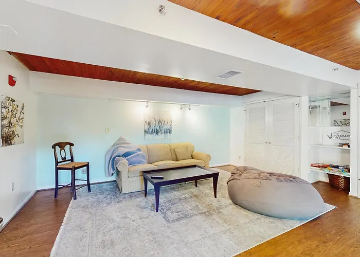 Poolside Oasis! Group Sanctuary W/ Patio Holiday home *