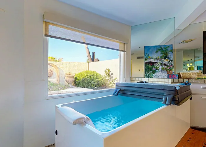 Holiday home Poolside Oasis! Group Sanctuary W/ Patio