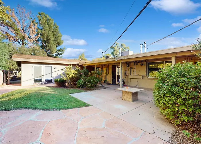 Poolside Oasis! Group Sanctuary W/ Patio Holiday home Phoenix